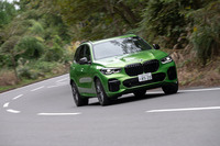 「xDrive40d Mスポーツ」の車両重量は2420kg（試乗車の仕様では2450kg）とまさに重量級だが、トルクフルなパワートレインと高度な駆動システムやドライブトレイン、サスペンションの制御により、タイトなワインディングロードも苦もなく走る。