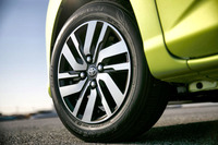 14インチのアルミホイールとタイヤは、4万3200円のオプションとして提供される。