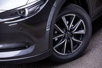 試乗車には、前後225/55R19サイズの「トーヨー・プロクセスR46」タイヤが装着されていた。19インチサイズのホイールは切削加工が施されたガンメタリックカラーで、「25T Lパッケージ」専用アイテムとなる。
