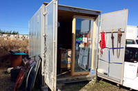 リュウの店ではコンテナが店舗だった。アロワナを飼う店もあれば、リュウの店のようにコンテナを店舗にしているところも。中古車屋もいろいろです。