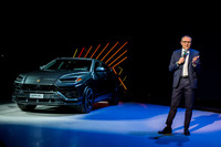 「ウルス」を披露するランボルギーニのステファノ・ドメニカリCEO。