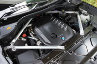 「xDrive40d」のエンジンは、「xDrive35d」のものから最高出力が75PS、最大トルクが80N・m向上。マイルドハイブリッドとの組み合わせで、燃費も11.4km/リッターから11.9km/リッターに改善している（WLTCモード）。