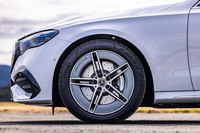 今回の試乗車は、「AMGラインパッケージ」に含まれる「19インチAMGアルミホイール（RTD）」にフロント245/45R19、リア275/40R19サイズの「ピレリPゼロ」タイヤを組み合わせていた。