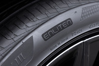 「ENLITEN」とはブリヂストンの商品設計基盤技術で、まずはタイヤとしての基本性能を磨き上げたうえで、コンフォートタイヤなら快適性、スタッドレスタイヤなら氷雪性能……と、各製品の用途ごとに求められる性能を高めるというものだ。国内向けの市販製品としては、「REGNO GR-XIII」で初採用された。