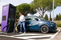 イタリアの旧電力公社系企業が展開する「エネルX」の150kW急速充電ステーションにて。車両のサイドには「ゼロエミッション・100％エレクトリック」の文字が。