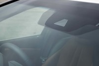 クラウンは全車、先進の安全装備「Toyota Safety Sense」を標準装備。走行時や渋滞時、駐車時の衝突事故を回避するよう運転をサポートする。