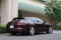 ノーマルボディーの「パナメーラ」のルーフラインを延長することで、ステーションワゴンのフォルムを形成している。