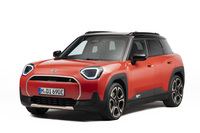 「MINIカントリーマン」と「MINIクーパー」のフル電動バージョンに次ぐMINIブランドの量産型電気自動車として2024年6月に上陸した「MINIエースマン」。車内からクロームパーツやレザーを排除し、それらの代わりにリサイクルポリエステルやリサイクルアルミニウムを使用している。