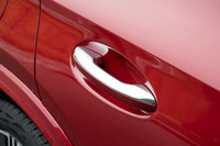 先代モデルではウィンドウモール直下の高いところに備わっていたドアハンドルはごく自然な位置に移された。