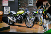 ブースにはカワサキとつながりの深いスペシャルショップによる3台の「Z900RS」カスタムも展示された。
