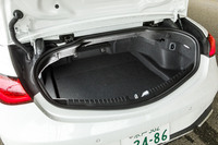 トランク容量はソフトトップクローズ時（写真）が385リッターでオープン時が295リッター。意外に奥行きがある。