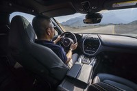 オマーンの道で「DBX」のプロトタイプを走らせる筆者。コンピューターによる空力音響技術開発により、キャビンのノイズレベルは最小限に抑えられている。