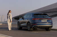 「SQ8」には、低速では前輪と逆方向に最大5°、高速では前輪と同じ方向に操舵する「オールホイールステアリング」が標準で装備される。