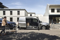 「カングー バン」に搭載される「イージーサイドアクセス」機能。Bピラーレス構造による1416mmの横開口幅が魅力的だ。