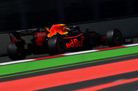 レッドブルとトロロッソは、信頼性向上を目的に内燃機関たるICEを改善したホンダの新型パワーユニット「スペック2」投入に踏み切った。トロロッソは年間規定3基のうち中国GPで2基目を使用済み。レッドブルにしても4戦目という早期での交換となるため、ホンダ勢は今後シーズンのどこかでのペナルティーを避けられない見通しとなった。レッドブルはマックス・フェルスタッペン（写真）がQ3で1アタックのみを行い予選4位と健闘。しかしレースではメルセデス、フェラーリに戦いを挑むほどのポテンシャルを発揮できず4位。今のところトップ2チームとの力量の差は明らか。次戦スペインGP以降のマシンアップデートに期待をかけたいところだが、果たして……。（Photo=Red Bull Racing）