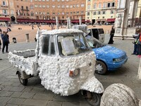 三輪トラック「アペ」。メッセージは記されていないが、どこか淫靡（いんび）な感じを受けるのは筆者だけか。