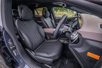 シンプルながら造形美にこだわったというシートは、サイドサポートの高さを抑えた形状が特徴的だ。フロントシートにはヒーターとベンチレーション機能が組み込まれている。