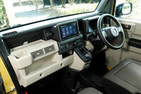 「N-VAN e： FUN」のインストゥルメントパネルまわり。インテリアカラーは、e： FUNはベージュ、その他の仕様がグレー。1人乗りおよびタンデムシートの2人乗り仕様では、助手席側ダッシュボードの収納類を撤去し、より大きな室内長を実現している。