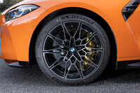 タイヤサイズは前が275/35ZR19、後ろが285/30ZR20で、試乗車はミシュランのスポーツタイヤ「パイロットスポーツ4 S」を装着。またブレーキには、107万5000円（！）の有償オプション「Mカーボンセラミックブレーキ」を装備していた。