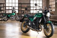 2017年12月にネオクラシックモデル「Z900RS」を発売し業界を盛り上げたカワサキは、その弟分たる「Z650RS」（写真手前）を2022年4月に発表。同社は大排気量のスーパースポーツから小排気量のエントリーモデルまでラインナップ拡充を図り、好調の波に乗る。