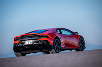 「ウラカンEVO」のボディーサイズは全長×全幅×全高＝4520×1933×1165mm、ホイールベース＝2620mm。乾燥車重は1422kg。