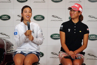 女子プロゴルファーの上田桃子選手（写真左）は、「運転中に眠くなると、窓を開けて大声で歌を歌ってます」などと、日ごろのドライブの様子を紹介。会場の笑いを誘った。