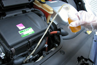 エンジンをアイドリングさせ、レベルゲージからゆっくりと注入。入れ終わったら30km程度走行して終了。とてもカンタンだけど、アイドリングストップ機能が付いているプリウス、エンジンが止まってしまってひと苦労（!?）。