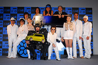 ライブ後のトークセッションでカールスモーキー石井は、「活動再開後初ライブだったので燃えました！」と。また、新型「bB」については、「スマートでシャープなイメージ、ハデなところが好き。bBに乗って今回のMASH UP曲を聴いてほしいですね」と笑顔で語った。