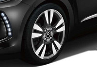 黒とシルバーのツートンカラーのアルミホイール。「Chic エディション・ノアール」に16インチ（写真）、「Sport Chic エディション・ノアール」には17インチが装着される。