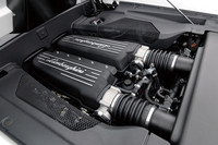 550ps/8000rpm、55.0kgm/6500rpmを発生する心臓部。エンジンフードが透明であるため、閉めた状態でも5.2リッターV10のたたずまいが楽しめる。