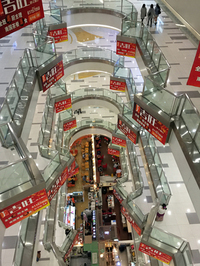 上海の巨大ショッピングモール「龍之夢購物中心」。イタリアには諸般の事情で未進出のブランドも、ここではさりげなくテナントとして入っていたりする。