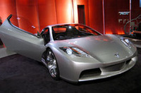 
	次期「NSX」のスタディモデルと目される、とにかく謎が多い「HSC」。現行NSXに対し、ホイールベースは130mm長く、全長は180mm短いロングホイールベース＆ショートオーバーハングボディをもつ。
	エンジンは、300psオーバーのV6を横置きミドシップ。ギアボックスは、素早いシフトチェンジが可能なパドルシフトを採用した。「S500」に始まるホンダのスポーツDNAを継承しつつ、極限の高性能と誰もが操れる自在性の融合をコンセプトとする新次元ピュアスポーツの提案だという。
	【スペック】
	全長×全幅×全高＝4250×1900×1140mm／ホイールベース＝2660mm／エンジン＝V6（300ps以上）
	 