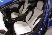 前席。ロングドライブでも快適に過ごせるよう、面圧の分布に配慮したという。