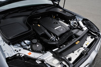 最高出力211ps、最大トルク35.7kgmを発生する2リッター直4ガソリンターボエンジン。トルコン式の9段ATが組み合わされる。