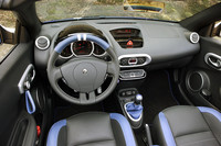 インテリアは、レザーステアリングホイールとシフトノブ、レザーシートにブルーアクセントが施される。ドアストラップは「ウインド ゴルディーニ」からの新しい装備。