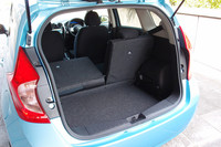 荷室の容量は、先代モデル（338リッター）よりわずかに少ない330リッター。後席を倒すことで、大きな荷物にも対応する。