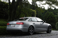 【テスト車のオプション装備】
オプションカラー＝8万5000円／プレセンスパッケージ＝50万円／SEパッケージ＝22万円／コンフォートシート＝36万円／LEDヘッドライト＝30万円／電動チルト式2ウェイガラスサンルーフ＝21万円／10パラレルスポークデザインアルミホイール＝25万円／ヘッドアップディスプレイ＝21万円／ナイトビジョンシステム＝31万円
