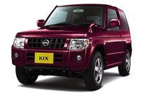 特別塗装色のラズベリーレッドの「キックス」。このほかにチタニウムグレー、デニムブルー、クールシルバー、ブラック、ホワイトバールの計6色が用意される。