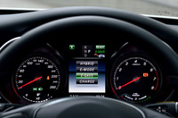 
	プラグインハイブリッドシステムの制御は、走行環境に応じて4つのモード（HYBRID／E-MODE／E-SAVE／CHARGE）から選べる。写真は、メーター上での選択画面。
	