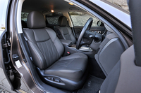 テスト車にはオプションの「プレミアムインテリアパッケージ」（46万4000円）が装着されていた。