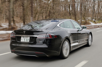 テスラは「モデルS」の納車開始と同時に、メンテナンスを担うサービスセンターを開設したほか、2015年3月には独自のファイナンスプログラムを設定。車両の販売だけでなく、顧客サービスやサポート体制の強化を推し進めている。