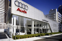 「Audi豊洲」外観。新車展示場やサービス工場はもちろん、アウディ認定中古車を扱う中古車センターも併設する。