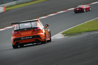 参加者は「LFA」の他に、サーキット専用モデル「IS F CCS-R」（写真）もドライブした。
    