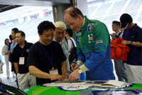 アルピナ副社長のボーフェンジーペン氏（写真右）の姿も。ファンからしきりにサインや記念撮影をねだられていた。