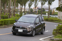 今回のテスト車は「シエンタ ハイブリッドX」。上級グレード「ハイブリッドG」とは内装の仕様が異なるほか、リアパワースライドドアが助手席のみの設定となる。
    