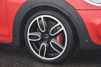 アルミホイールは、計4タイプが用意される。サイズは標準で17インチ。テスト車には「JCWカップ スポーク 2トーン」と呼ばれる18インチアルミホイールが装着されていた。
    