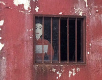 【写真9】窓からのぞく女性？