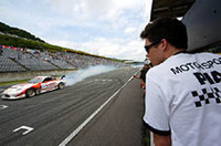 レース前のピットウォーク時には、D1グランプリのデモ走行が行われた。興味深げに見入るのは、アンドレ・ロッテラー（右）。「（ドリフト走行）やれるかい？」と聞くと「やってみたことないよ」と笑っていた。