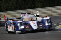 予選アタック中の「トヨタTS030 ハイブリッド」。この7号車は、日本人ドライバーの中嶋一貴もドライブした。