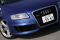 275/35R20というぶっといピレリPゼロを収めるためにフェンダーが張り出し、ノーマルの「アウディA6アバント」より35mmほど幅が広くなっている。ヘッドライトの下端に沿って10個並んだLEDのポジショニングランプが普通のA6アバントとの識別点。